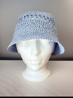 Hat in braided paper straw